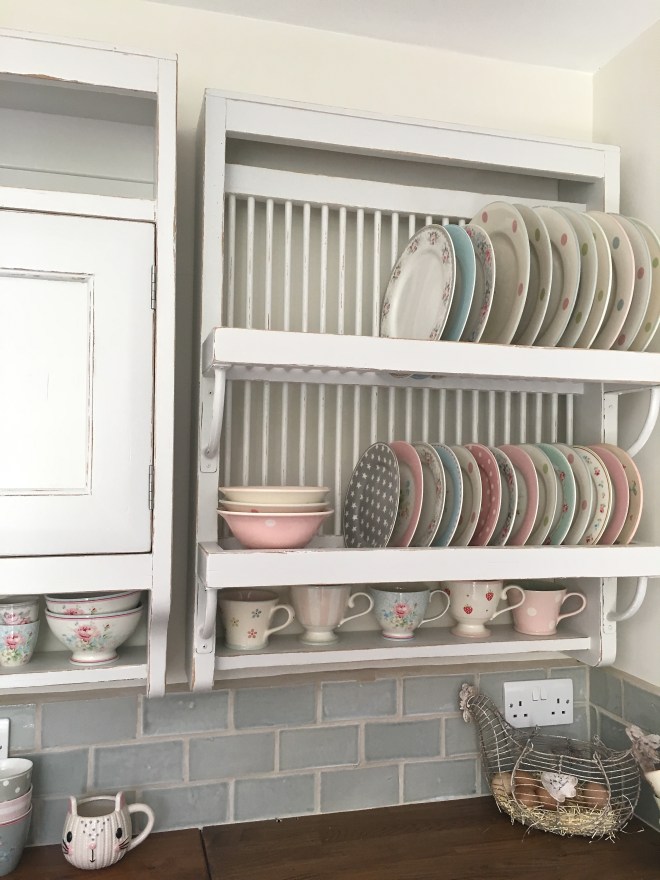 chandeliersandroses.com