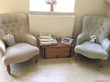 chandeliersandroses.com